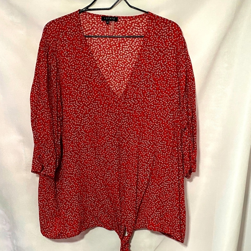 NWT 1.STATE WO SIZE 3X PEASANT TOP FRONT TIE AT HEM  RED WITH SMALL FLORAL PRINT
